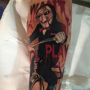 A terrifying portrait of Billy the Puppet from the Saw films via Roger Mares (IG—mares_tattooist). #BillythePuppet #neotraditional #portraiture #RogerMares #Saw