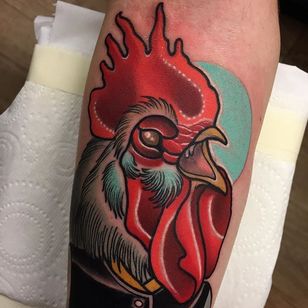 Tatuaje de gallo por Piotr Gie