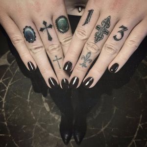 Cally Jo shows off her finger tattoos from Megan Massacre. (Via IG - callyjoart)
