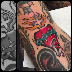 Hermoso tatuaje de relleno del Sagrado Corazón realizado por Nick Mayes.  #NickMayes #NorthSeaTattoo #traditionaltattoo #classic tattoos #sacredheart
