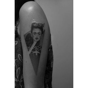 A pointed portrait of Frida Kahlo via Pawel Indulski (IG—dotyk.tattoo). #artistic #blackandgrey #dotwork #FridaKahlo #PawelIndulski #pointillism #stippling