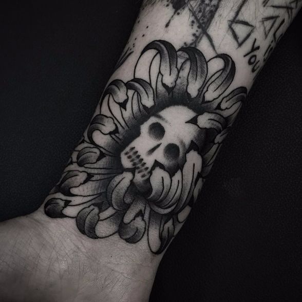 Tatuaje calavera crisantemo por Andre Cast #AndreCast #blackwork #skull #chrysanthemum