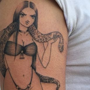 Tatuaje serpiente dama por Soto Gang #SotoGang #blackandgrey #lady #portrait # snake #reptile #choker # sparkles #swimsuit #babe #eyes # 90s #anime #manga