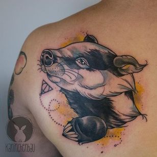 Tatuaje de tejón por Rebecca Bertelwick.  # tejón #neutraditional #RebeccaBertelwick #animales