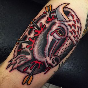 Tatuaje de bisonte por Vinny Morris