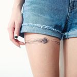 Fine line jellyfish tattoo by Sol. #Sol #Soltattoo #fineline #southkorean #thighband #band #thighgarter #garter #stunning #jellyfish #marine #blckwrk #blackwork #dotwork #dotshading #dotshade