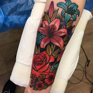 Tatuaje de flor por Piotr Gie