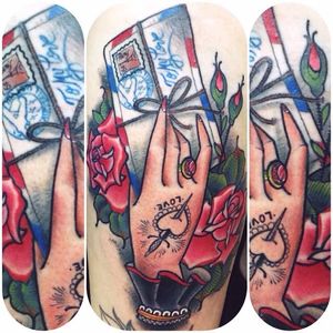 Roses, mail and tattooed girl's hand tattoo by Moira Ramone #moiraramone #neotraditional #traditional #25toLife #rotterdam #hand #rose #letter #envelope