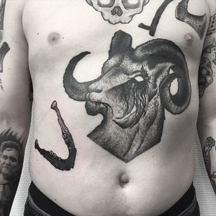 Tatuaje de cabeza de carnero por Johannes Folke #ram #ramshead #blackwork #blackink # ilustrativo #JohannesFolke