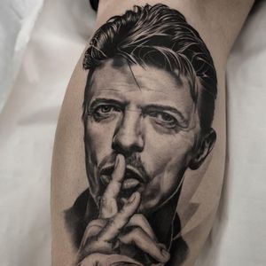 David Bowie tattoo by Duncan Whitfield #DuncanWhitfield #blackandgreytattoo #portraittattoo #realismtattoo #realistictattoo #hyperrealismtattoo #DavidBowietattoo #musictattoos #handtattoo #tattoooftheday