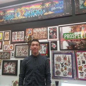Mike "Prospect" Reda having a good time at work (IG—prospect_tattoos). #NYCtattooshops #MikeProspectReda #TattooSeen