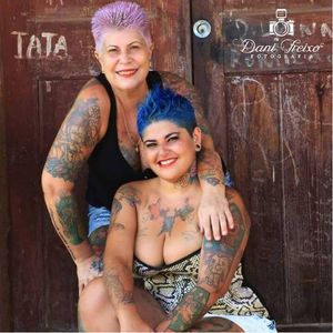 A tatuadora Nahime, de São Fidélis (de cabelo azul) e sua mamãe fodástica!