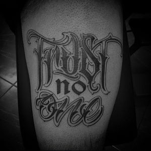 'Trust No One' Lettering Tattoo by Rae Martini #letteringtattoo #letteringtattoos #lettering #script #scripttattoos #scripttattoo #letteringinspiration #scriptinspiration #letteringartists #fonttattoos #RaeMartini