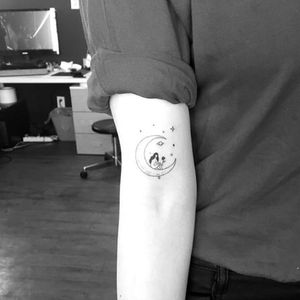 Moon tattoo by Masa. #Masa #southkorea #southkorean #tattooartist #micrortattoo #linework #subtle #crescent #moon #crescentmoon #woman