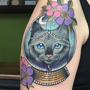 Veo muchos gatos en tu futuro.  Tatuaje neo tradicional de un gato en una bola de cristal de Charlotte Timmons.  #newtraditional #gato #flores # adivino #crystalball #CharlotteTimmons