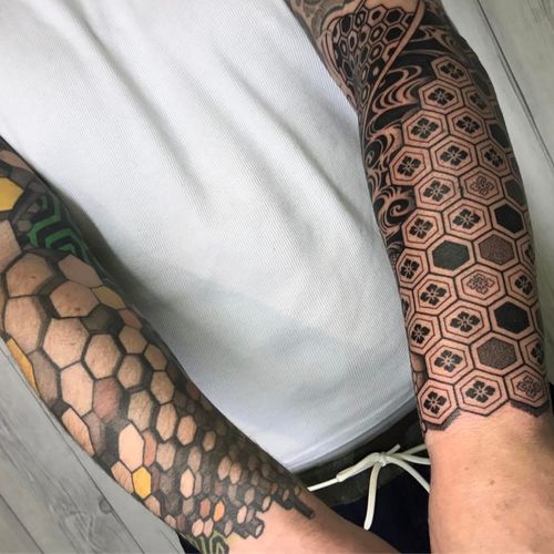 A pair of sleeves that play with the checkerboard shadow illusion by Nissaco (IG—nissaco). #geometric #Nissaco #opticalillusion