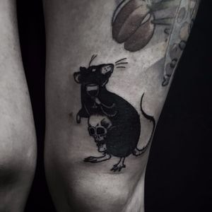 Ratinho por Marcus Sirtoli! #MarcusSirtoli #tatuadoresbrasileiros #tatuadoresdobrasil #tattoobr #Poá #blackwork #rat #mouse #rato #roedor #skull #caveira #crânio#wine #vinho
