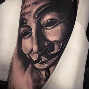 V For Vendetta Tattoo by Andy Blanco #vforvendetta #blackandgrey #blackandgreytattoo #blackandgreytattoos #realism #realismtattoo #AndyBlanco