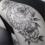 Flores #PedroVeloso #brazilianartist #tatuadoresdobrasil #brasil #brazil #blackwork #flor #flower #rosa #rose #pontilhismo #dotwork #folha #leaf #botanica #botanical #dotline