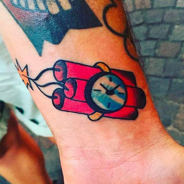 TimeBomb Made it on my friend carlgracetattoos when he hanged out at  WickedTattooGothenburg a couple a weeks ago timeb  Bocetos tatuajes  Tatuajes Viejitos