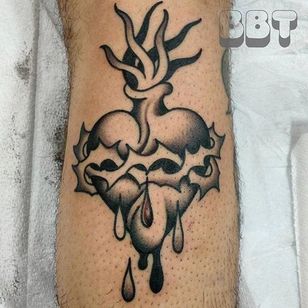 Increíble tatuaje de corazón de Marshall Brown #Sacredheart #SacredHeartTattoo #Blackwork #MarshallBrown #bloody #heart