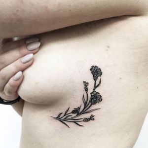 Floral sideboob tattoo by Vlada Shevchenko. #VladaShevchenko #blackwork #feminine #women #floral #flower #sideboob