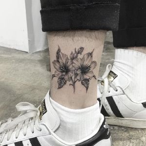 Fine line flower tattoo by Tattooer Intat. #Intat #TattooerIntat #fineline #southkorean #flowers