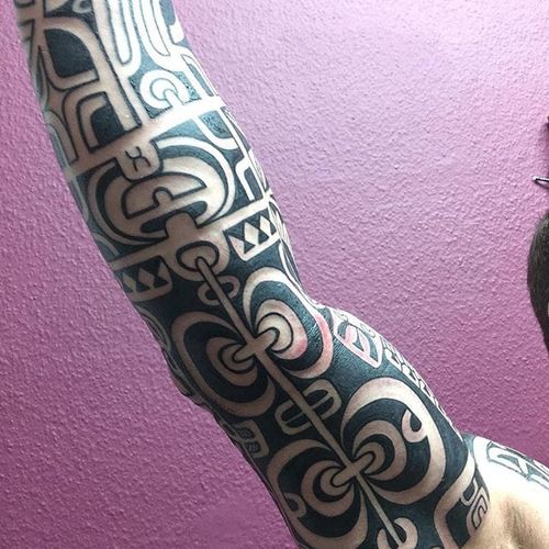 One of Chris Higgins' pronounced Marquesan sleeves (IG—higginsandco). #blackwork #ChrisHiggins #Marquesan #tribal