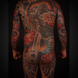 An insane bodysuit filled with all sorts of creatures and chrysanthemums from Rodrigo Melo's portfolio (IG-rodrigomelotattoo). #bodysuit #chrysanthemums #Japanese #RodrigoMelo #scorpion #snake #traditional