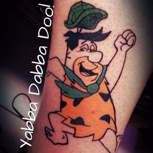 Fred Flintstone! Sabe quem fez essa tattoo? Conte para a gente! #cartoon #cartoontattoo #nostalgic #nostalgia #geek #nerd #cartoonnetwork #flintstones #fredflintstone