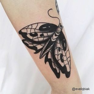 Blackwork Moth Tattoo por Evel Qbiak #Blackwork #BlackworkTattoos #BlackInk #ContemporaryTattoos #ModernTattoos #BlackInk #BlackworkArtists #Butterfly #blckwrk #EvelQbiak