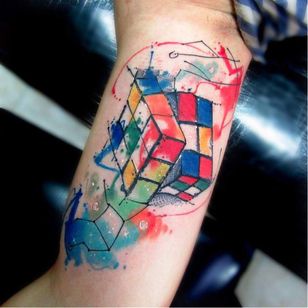 Genial tatuaje retro del cubo de Rubik.  Tatuaje de Diego Calderon #ArtByDiegore #DiegoCalderon #ColombianTattooers #ColombianArtists #watercolor #abstract #rubikscube