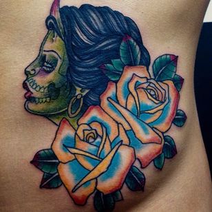 Chica muerta neo tradicional con algunas rosas.  Tatuaje realizado por Rafa Serrano.  #RafaSerrano #LTWtattoo #neotraditional #coloredtattoo #deadgirl #roser