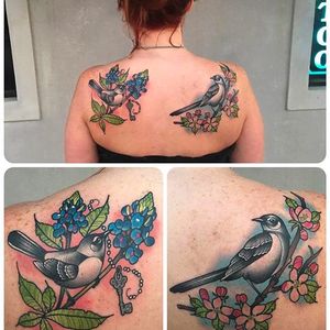 Rad looking bird tattoos on the upper back done by Katie McGowan. #katiemcgowan #blackcobratattoo #coloredtattoo #neotraditional #birds #flowers
