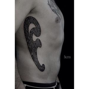 Wooden curve tattoos by Ilya Brezinski. #ilyabrezinski #tattoo #wood #woodencurve