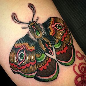 Beautiful color palette in the moth tattoo with eyes by Scott Garitson's (IG—scottgaritsontattoo). #moth #ScottGaritson #surreal #traditional #vibrant