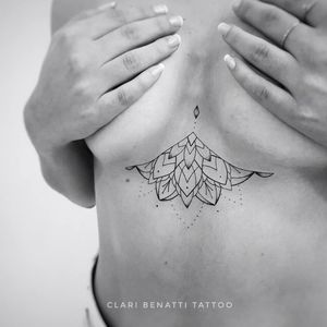 Tattoo por Clari Benatti! #ClariBenatti #TatuadorasBrasileiras #TatuadorasdoBrasil #TattooBr #RiodeJaneiro #TattoodoBr #fineline #linhafina #traçofino #delicada #delicate #mandala #underboob #sternum #pontilhismo #dotwork