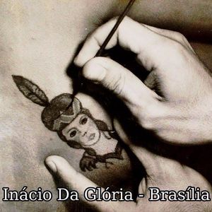 Inácio da Glória tatuando em 1975! Obrigado por tudo professor! #historiadatatuagem #tatuagemnobrasil #MrLucky #primeirotatuadorbrasileiro #inaciodagloria #historia #tattoodoBR #TatuadoresDoBrasil