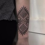 Magnificent dotwork by Bruna Soares #brunasoares #dotwork #pattern #blackwork #ornamental #geometric #minimalism #tattoooftheday