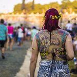 This girl has a nice oriental backpiece and even some Coachella style temporary tattoos, photo by Rodrigo Zaim and Lucas Jacinto #tomorrowlandbrazil #festival #tattoostyle #RodrigoZaim #LucasJacinto #oriental