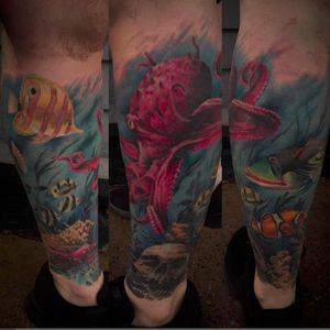 Colorful underwater leg work by Daniel Parish (via IG—danielparish)  #DanielParish #legsleeve #octopus #clownfish #skull #underwater