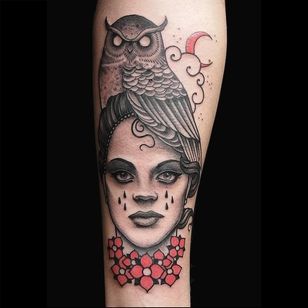 Tatuaje de niña búho por Victor Kludge #VictorKludge #traditional #surreal #oys #cryingwoman
