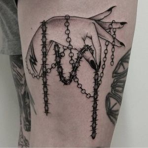 Chains tattoo by Sera Helen. #SeraHelen #blackwork #oldschool #fineline #classic #chain