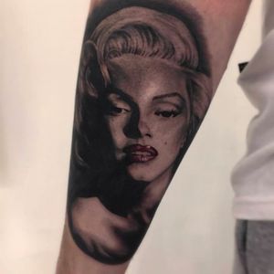 Marilyn Monroe por Bonny Pamella! #tatuadorasbrasileiras #tatuadorasdobrasil #tattoobr #tattoodobr #SãoPaulo #realismo #realism #realista #realistic #marilynmonroe  #blackandgrey #pretoecinza #portrait #retrato