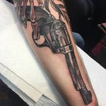Six Shooter Tattoo by Sophie C'est la Vie #SixShooter #SixShooterTattoos #RevolverTattoos #Revolver #Guntattoo #WesternTattoo #WildWest #Cowboy #CowboyTattoo #SophieCestlaVie