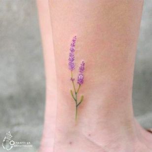 A tiny flower for the nature lover. #tinytattoo #smalltattoo #flower