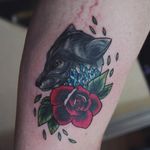 New traditional style wolf tattoo by Karmely Sõrmus #wolftattoo #neotraditional #wolf #rose #blackwolf #rosetattoo #newtraditional #crystals #karmelysõrmus