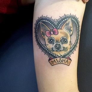 Tatuaje de un chihuahua y un corazón con un toque de rosa.  #GattyDearest #neotraditional #dog #heart #chihuahua