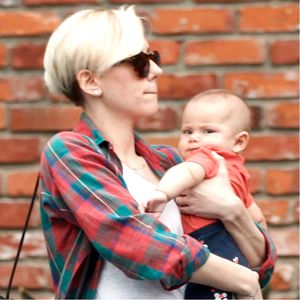 ScarJo and her daughter. #ScarlettJohansson #Celebrities
