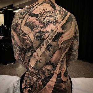 A badass black and grey depiction of Raijin by Tristen Zhang (IG—tristen_chronicink). #largescale #neoJapanese #Raijin #TristenZhang